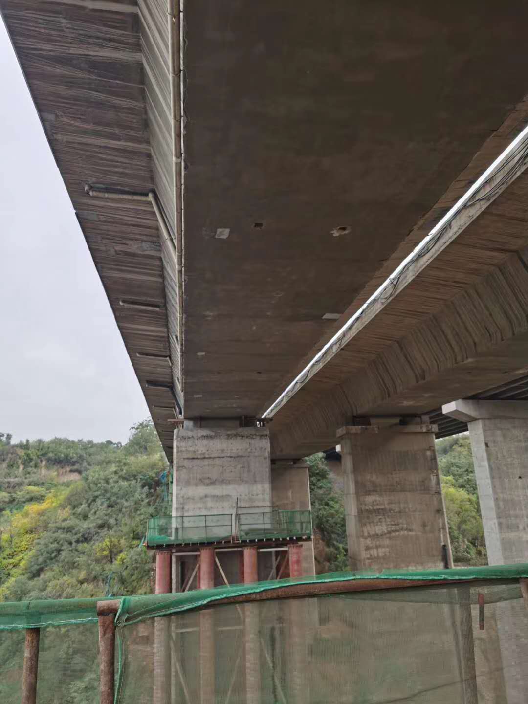 立山桥梁加固前制定可行设计方案图并用对施工方法